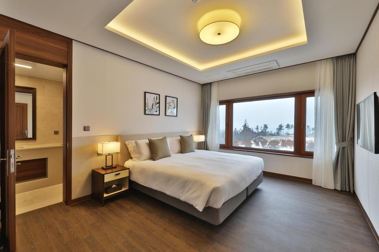 Camphortree Hotel And Resort Jeju Exteriör bild